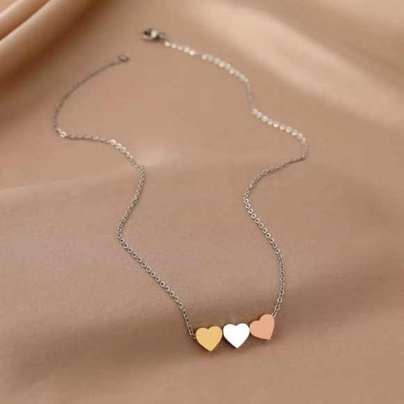 ⚜️𝟯𝟬%𝗢𝗙𝗙 𝗯𝘂𝗻𝗱𝗹𝗲𝘀 𝟯+⚜️ NEW 3 Hearts Stainless Steel Necklace - Picture 10 of 14